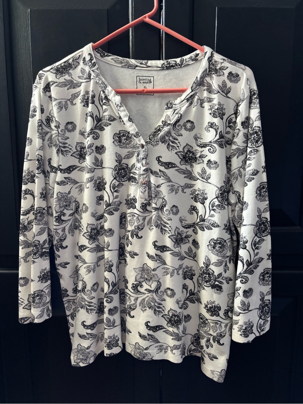 Hasting&Smith White Long-Sleeve Cotton Henley with Black Floral Print